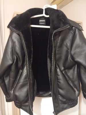 Μπουφάν Bershka μαύρο σαν καινούργιο, μέγεθος XS