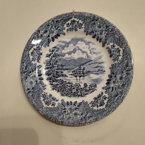 Porcelain wall decoration set of 4 plates like new