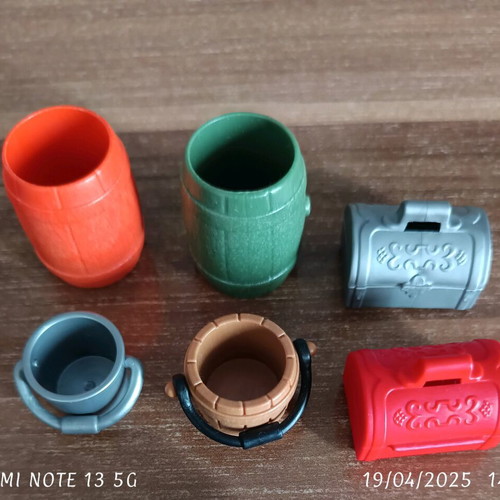Playmobil barrels, buckets and suitcase like new